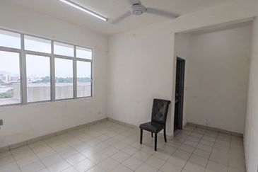 Residensi prima falim for rent basic condition gated and guarded