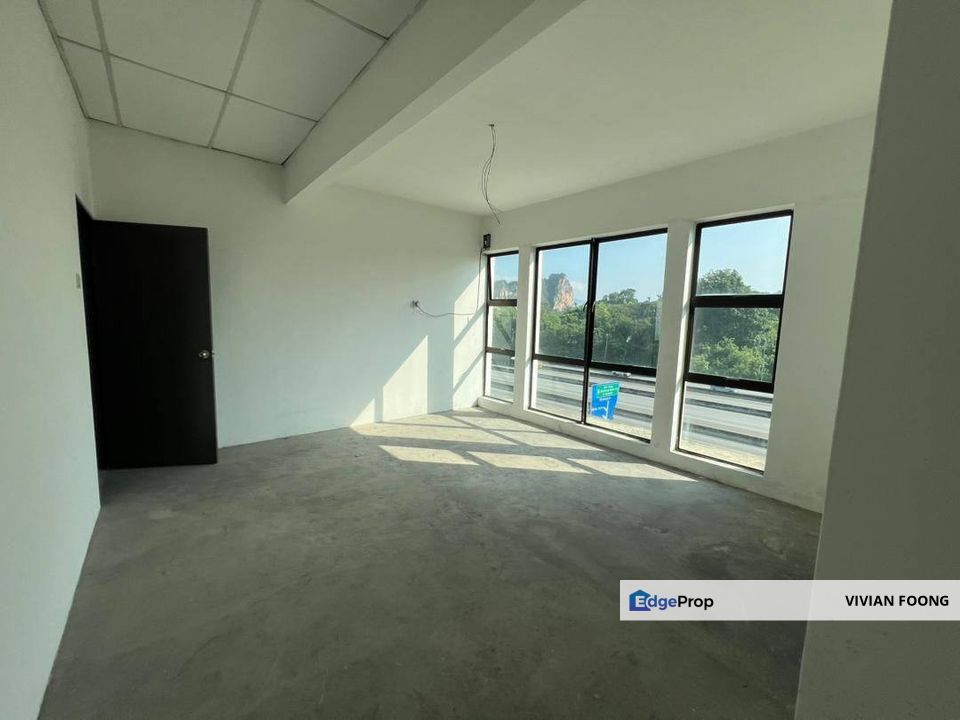 Pusat perniagaan lang indah ipoh perak good condition facing main road first floor for rent gunung lang , Perak, Ipoh