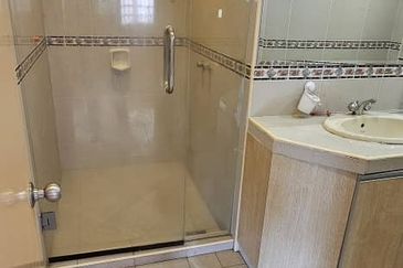 CHEAPEST AND PRIME LOCATION IN SEREMBSN TOWN WANT TO SELL