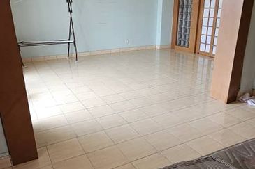 CHEAPEST AND PRIME LOCATION IN SEREMBSN TOWN WANT TO SELL