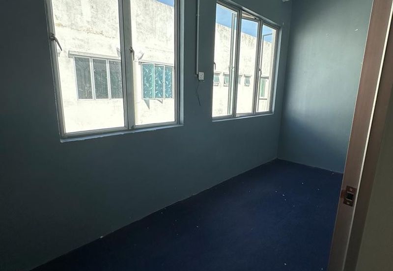 STREAGIC LOCATION, MATURED COMMERCIAL AREA UPSTAIRS SHOP LOT WANT TO RENT