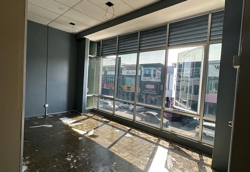 STREAGIC LOCATION, MATURED COMMERCIAL AREA UPSTAIRS SHOP LOT WANT TO RENT