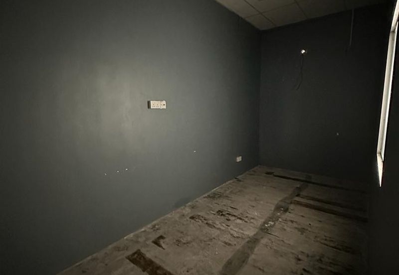 STREAGIC LOCATION, MATURED COMMERCIAL AREA UPSTAIRS SHOP LOT WANT TO RENT