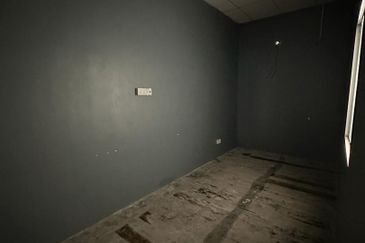 STREAGIC LOCATION, MATURED COMMERCIAL AREA UPSTAIRS SHOP LOT WANT TO RENT