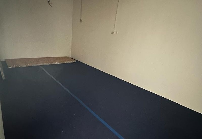 STREAGIC LOCATION, MATURED COMMERCIAL AREA UPSTAIRS SHOP LOT WANT TO RENT