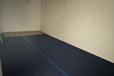 STREAGIC LOCATION, MATURED COMMERCIAL AREA UPSTAIRS SHOP LOT WANT TO RENT