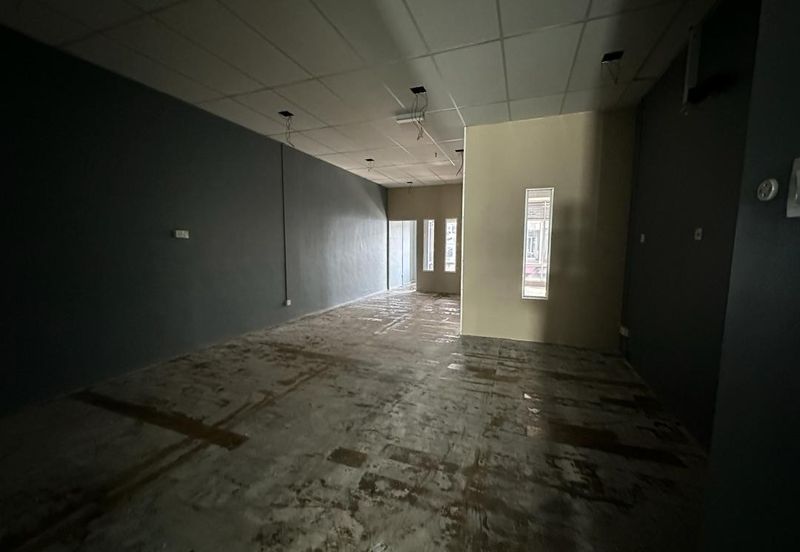 STREAGIC LOCATION, MATURED COMMERCIAL AREA UPSTAIRS SHOP LOT WANT TO RENT