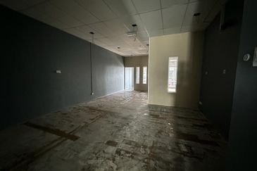 STREAGIC LOCATION, MATURED COMMERCIAL AREA UPSTAIRS SHOP LOT WANT TO RENT