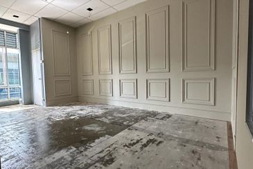 STREAGIC LOCATION, MATURED COMMERCIAL AREA UPSTAIRS SHOP LOT WANT TO RENT