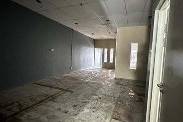 STREAGIC LOCATION, MATURED COMMERCIAL AREA UPSTAIRS SHOP LOT WANT TO RENT