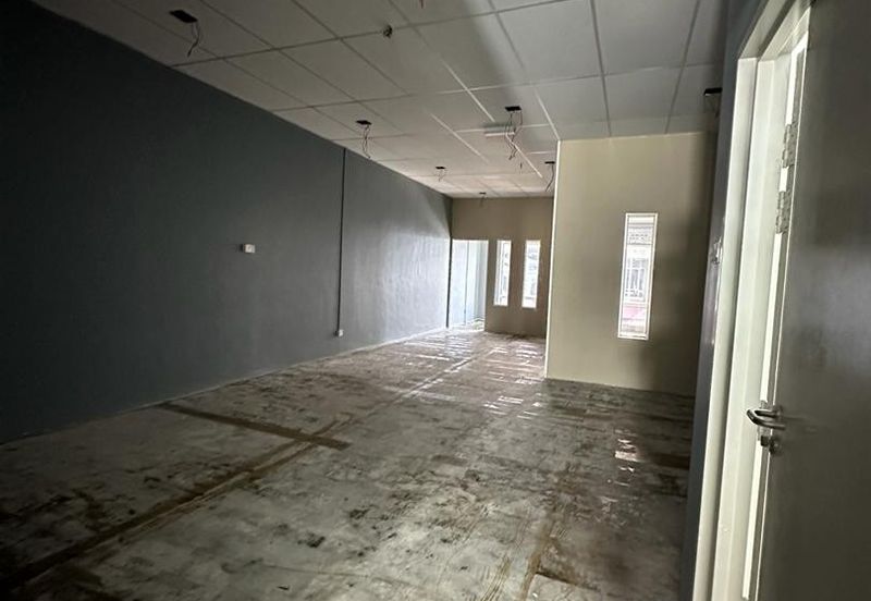 STREAGIC LOCATION, MATURED COMMERCIAL AREA UPSTAIRS SHOP LOT WANT TO RENT