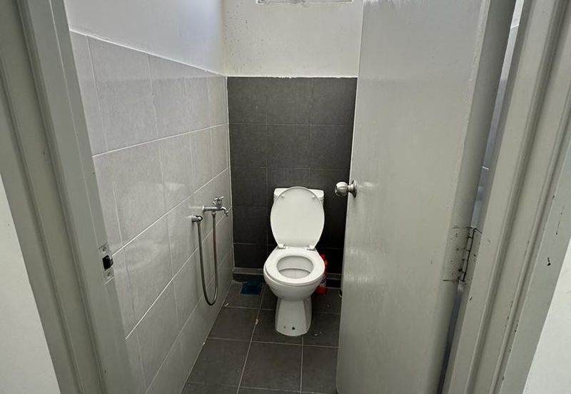 STREAGIC LOCATION, MATURED COMMERCIAL AREA UPSTAIRS SHOP LOT WANT TO RENT