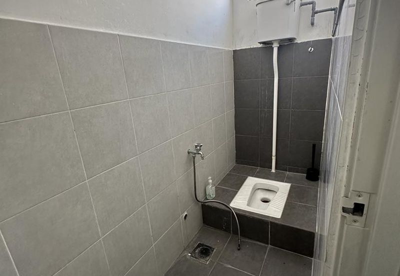 STREAGIC LOCATION, MATURED COMMERCIAL AREA UPSTAIRS SHOP LOT WANT TO RENT