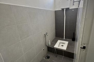 STREAGIC LOCATION, MATURED COMMERCIAL AREA UPSTAIRS SHOP LOT WANT TO RENT