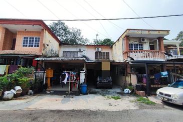 Cheap! Cheap !Cheap! 2 storey house at Taman Melawati for Sale: