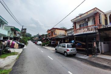 Cheap! Cheap !Cheap! 2 storey house at Taman Melawati for Sale: