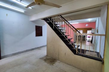 Cheap! Cheap !Cheap! 2 storey house at Taman Melawati for Sale:
