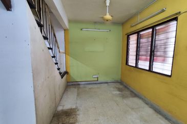 Cheap! Cheap !Cheap! 2 storey house at Taman Melawati for Sale: