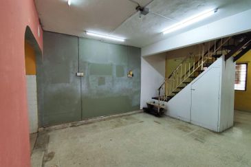 Cheap! Cheap !Cheap! 2 storey house at Taman Melawati for Sale: