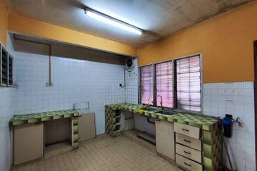 Cheap! Cheap !Cheap! 2 storey house at Taman Melawati for Sale: