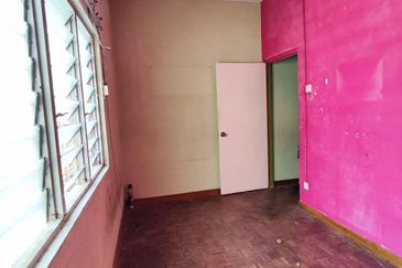 Cheap! Cheap !Cheap! 2 storey house at Taman Melawati for Sale: