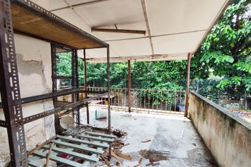 Cheap! Cheap !Cheap! 2 storey house at Taman Melawati for Sale: