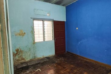 Cheap! Cheap !Cheap! 2 storey house at Taman Melawati for Sale: