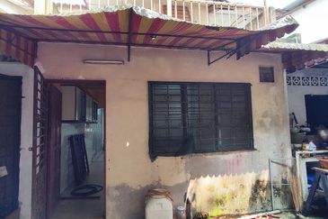 Cheap! Cheap !Cheap! 2 storey house at Taman Melawati for Sale: