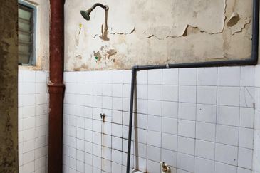 Cheap! Cheap !Cheap! 2 storey house at Taman Melawati for Sale: