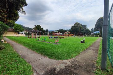 Cheap! Cheap !Cheap! 2 storey house at Taman Melawati for Sale: