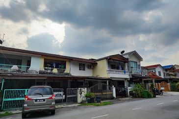 Cheap! Cheap !Cheap! 2 storey house at Taman Melawati for Sale:
