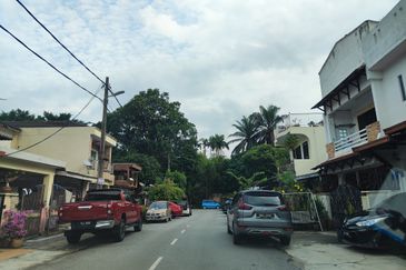 Cheap! Cheap !Cheap! 2 storey house at Taman Melawati for Sale: