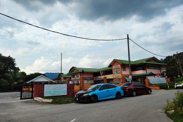 Cheap! Cheap !Cheap! 2 storey house at Taman Melawati for Sale: