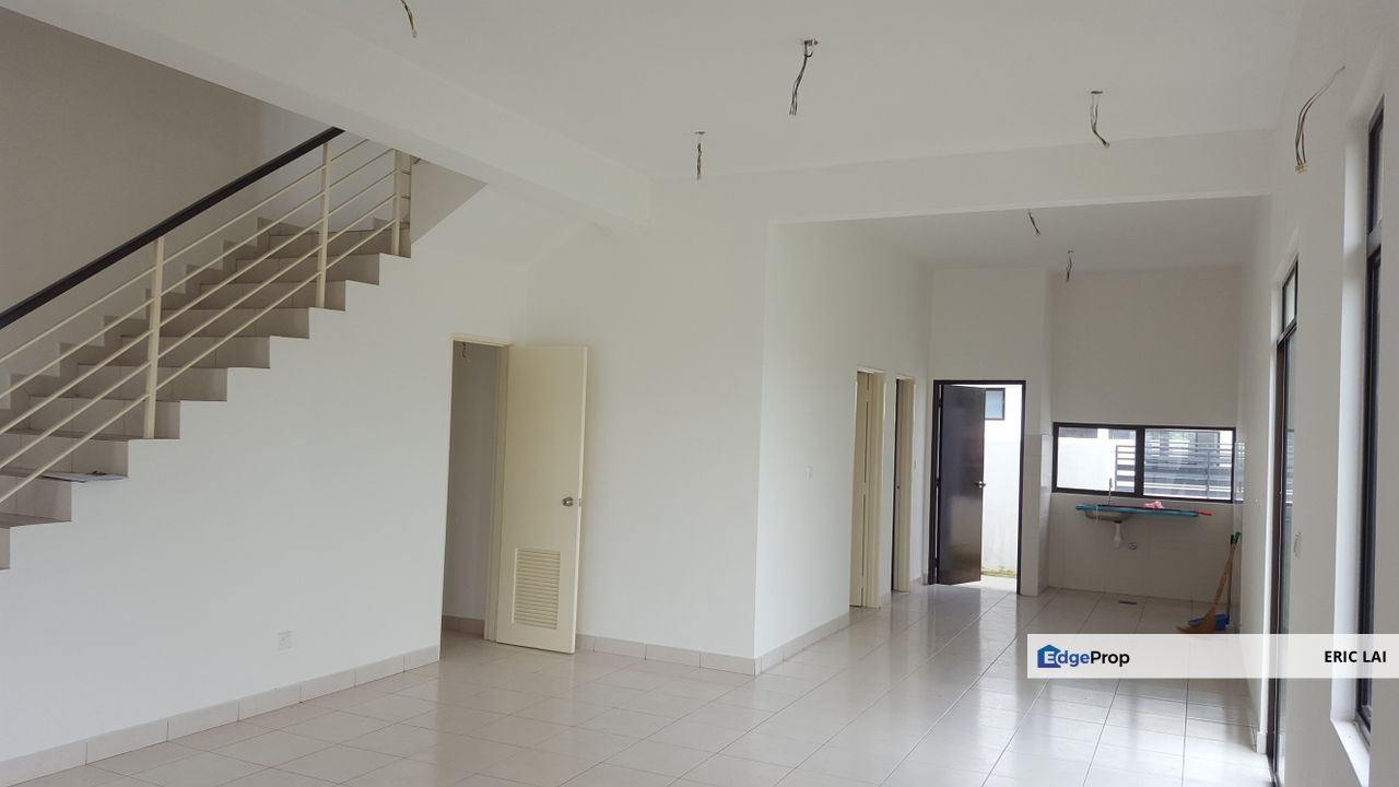 M Residence 2, 30x65 end lot with land, Extra parking space. Tenanted. Below market, Selangor, Rawang