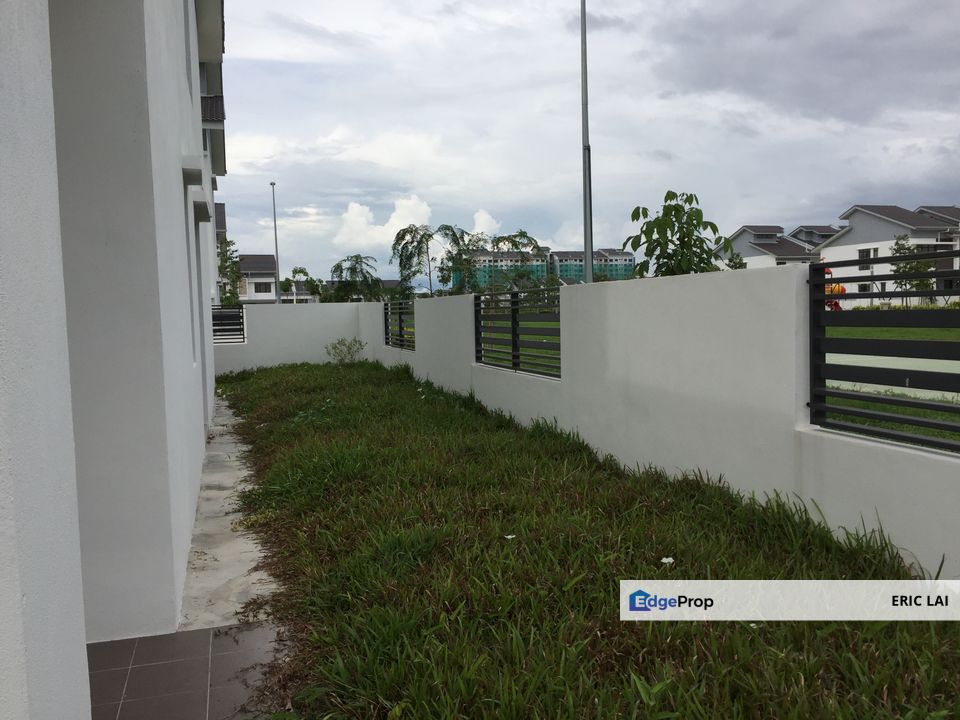 M Residence 2, 30x65 end lot with land, Extra parking space. Tenanted. Below market, Selangor, Rawang