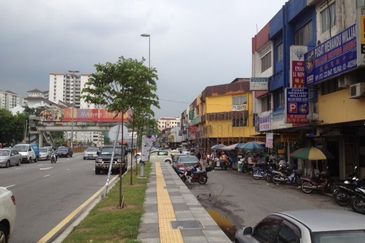 Tenanted. Walking distance Banks & Malls. Facing jln genting klang. Good for Investment