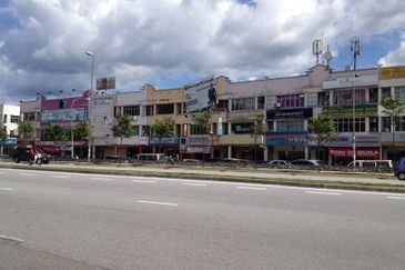 Tenanted. Walking distance Banks & Malls. Facing jln genting klang. Good for Investment