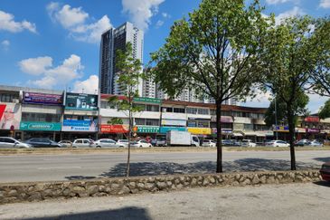 Tenanted. Walking distance Banks & Malls. Facing jln genting klang. Good for Investment