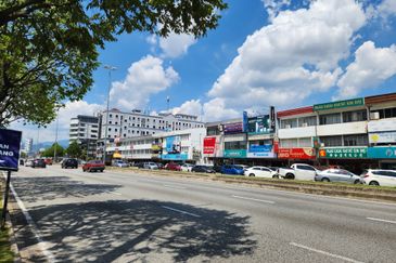 Tenanted. Walking distance Banks & Malls. Facing jln genting klang. Good for Investment