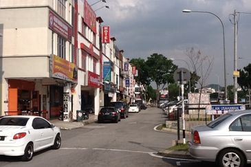 3.5sty Shop for Sale, facing main road, tenanted, nearby Banks & Malls. MRT 3