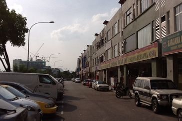 3.5sty Shop for Sale, facing main road, tenanted, nearby Banks & Malls. MRT 3