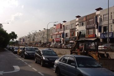 3.5sty Shop for Sale, facing main road, tenanted, nearby Banks & Malls. MRT 3