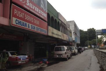 3.5sty Shop for Sale, facing main road, tenanted, nearby Banks & Malls. MRT 3