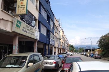 3.5sty Shop for Sale, facing main road, tenanted, nearby Banks & Malls. MRT 3