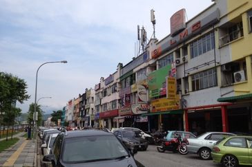 3.5sty Shop for Sale, facing main road, tenanted, nearby Banks & Malls. MRT 3