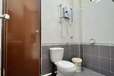 Double Storey Teres, Ayer Keroh for sale (BELOW MARKET VALUE!)