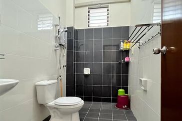 Double Storey Teres, Ayer Keroh for sale (BELOW MARKET VALUE!)