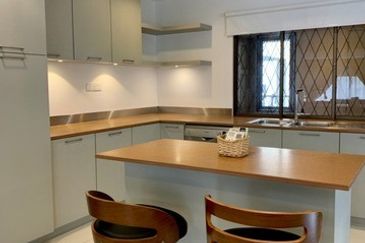 Merak Kayangan Court