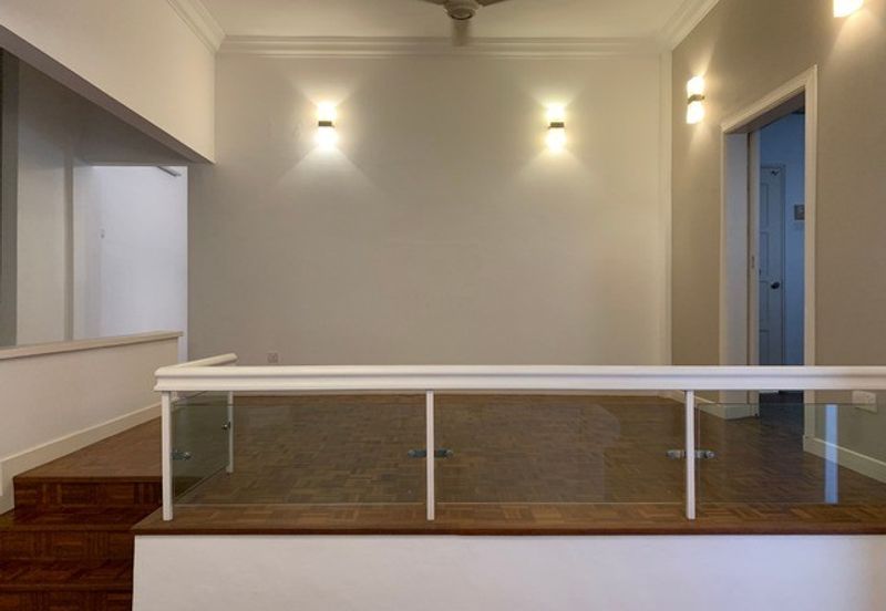 Sri Puteri (Earls Court), Ukay Perdana