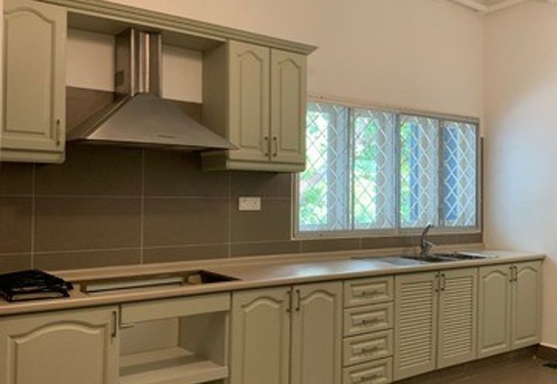 Sri Puteri (Earls Court), Ukay Perdana